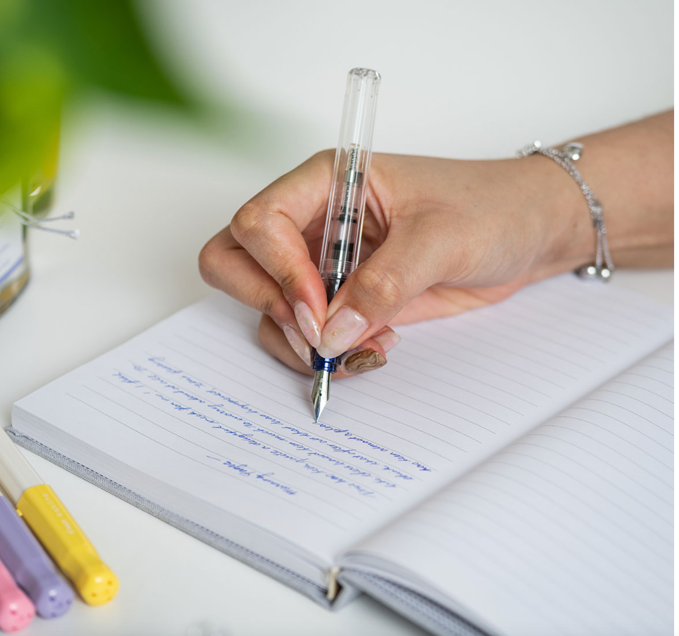 Pilot Kakuno Fontaine Stylo plume à pointe fine, corps blanc et capuchon bleu